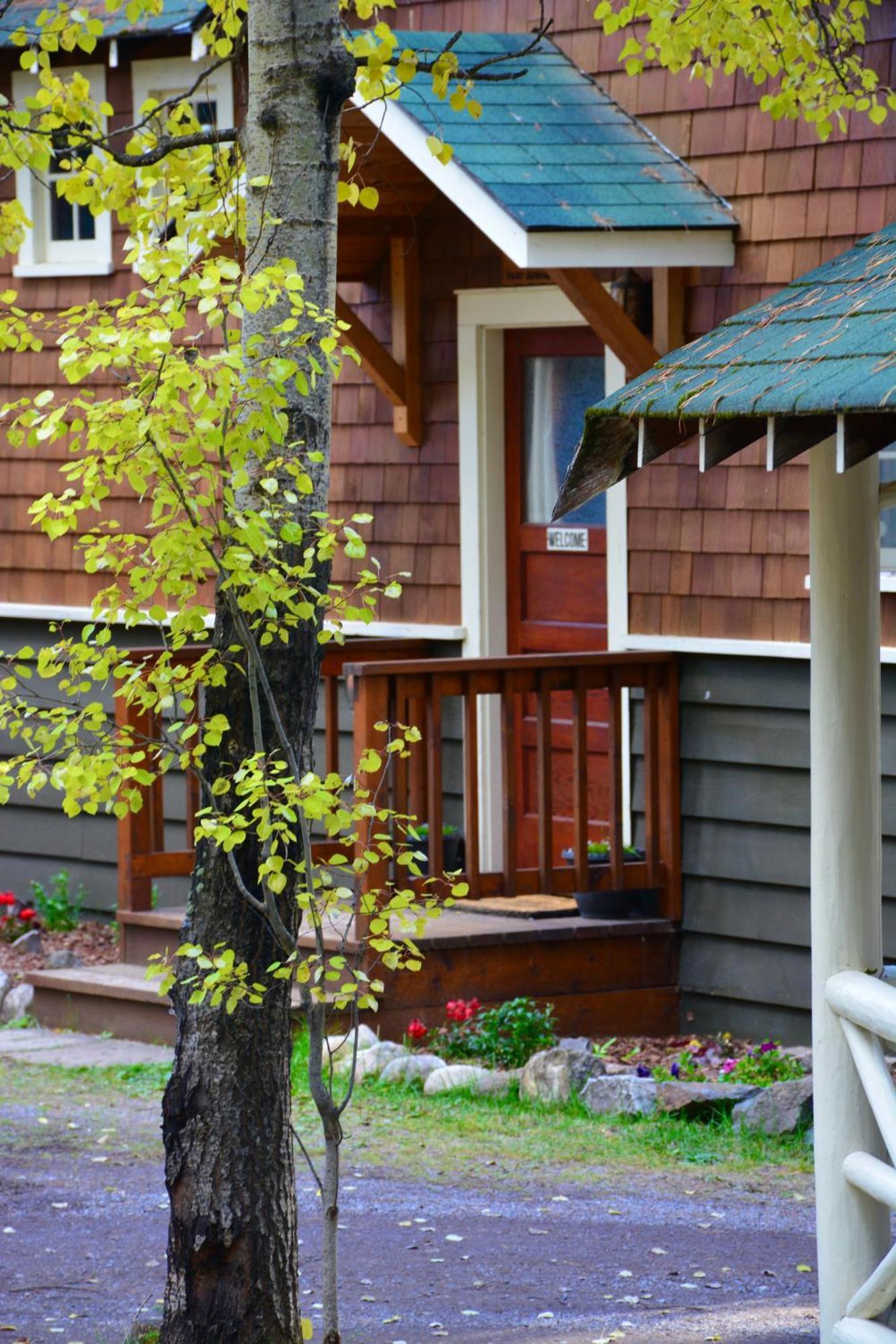 Johnston Canyon Lodge & Bungalows Castle Junction Esterno foto